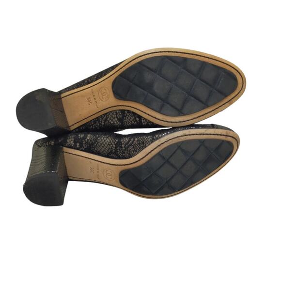 Chanel Black Gold Embossed Lace Pumps *SIZE 36C*Very nice Vintage Condition - Picture 3 of 16